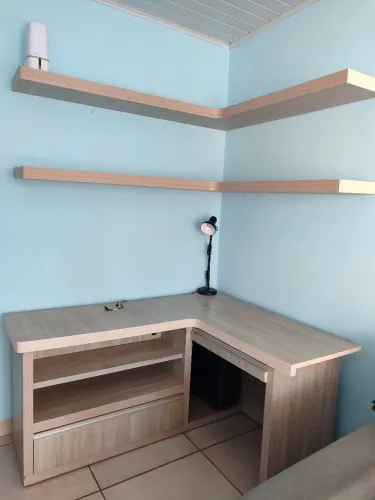 Mesa para escritório com armário aéreo 