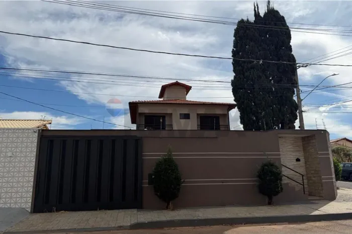 Excelente Casa a venda bairro Guilhermina Vieira Chaer com 243 m² com 4 Dorminotorio sendo