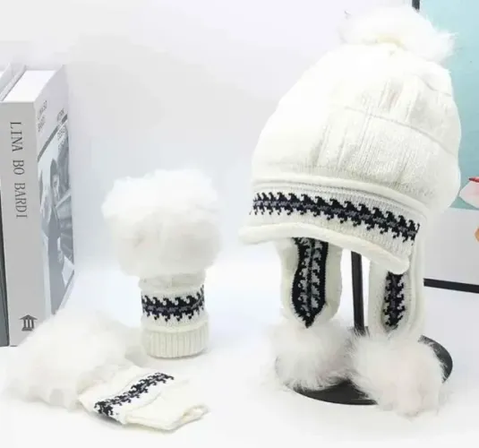 Conjunto de gorro e luvas de lã com pompom. Branco.