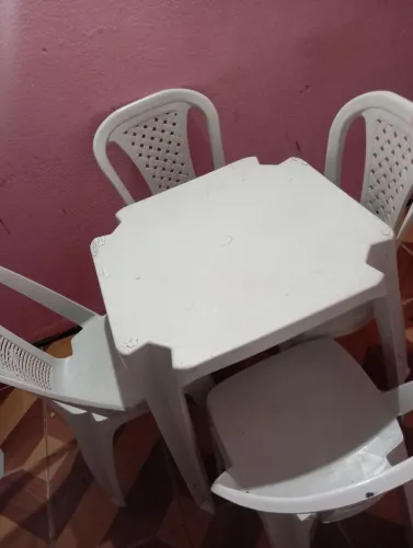 Mesa de plástico com 4 cadeiras