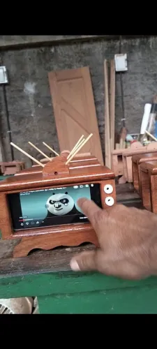 suporte de celular estilo televisão para você assistir filme desenho etc 