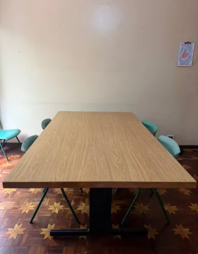Mesa de Reunião / Escritório em Madeira com Base Metálica