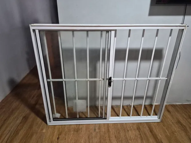 Janela de Alumínio Branco com Grade e Vidro 1,00 x 1,20 - Ótimo Estado