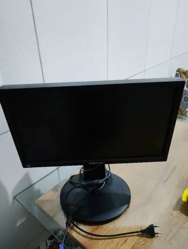 Monitor 20 polegadas semi novo regulado