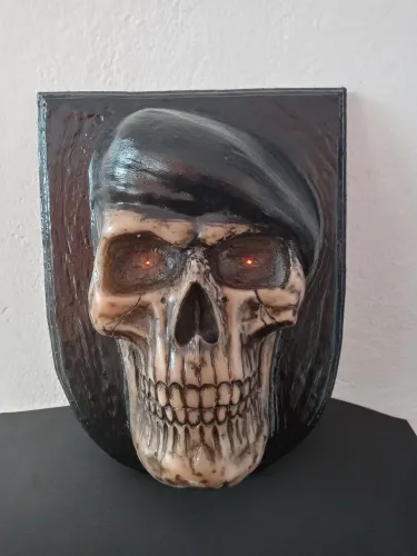 Caveira com boina, led nos olhos