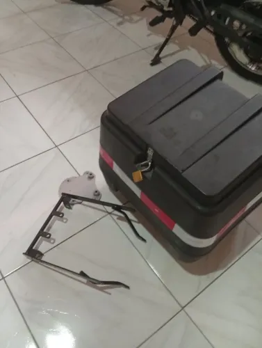 Vendo baú 80 LTS c/ suporte pra Bross 160