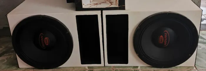Triton 3.200 RMS caixa nova, som muito potente