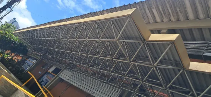 trabalhamos com estrutura metálica portões de ferro galvanizado fabricação de calhas