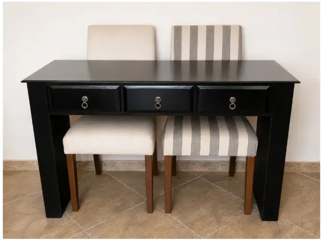 Mesa para atendimento com duas gavetas + duas cadeiras