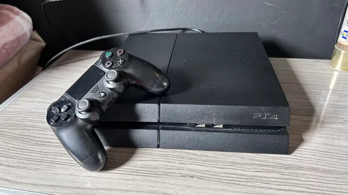 Vende-se Ps4 500gb com 1 controle