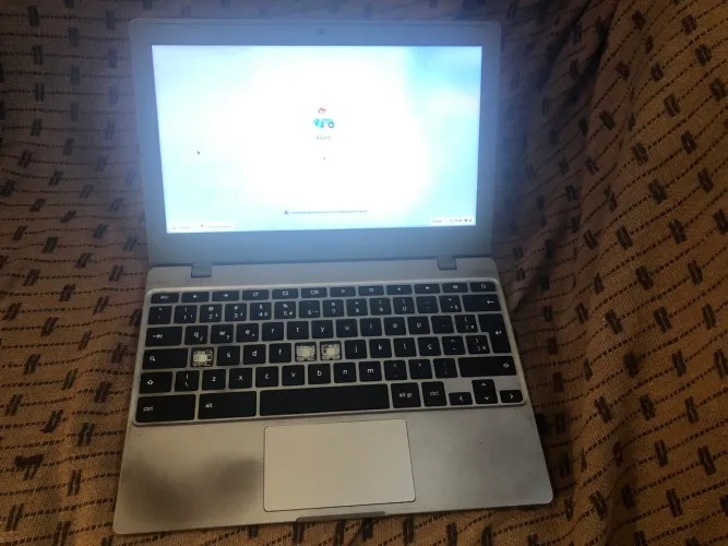 Vendo chomebook por 40 reais, funcionando mais com as teclas ruim