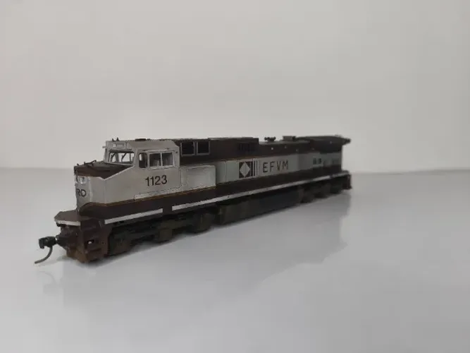 Locomotiva DASH9 EFVM 1123 HO KATO