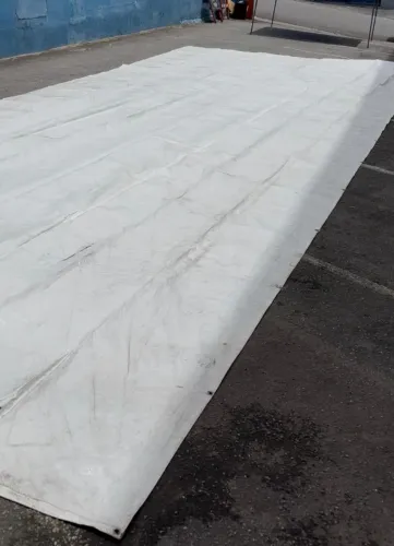 2 lonas brancas de caminhão bem reforcada nas medidas 3,90 x 12 e a outra 4 x 6