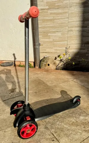 Patinete infantil (três rodas) 65 cm de altura