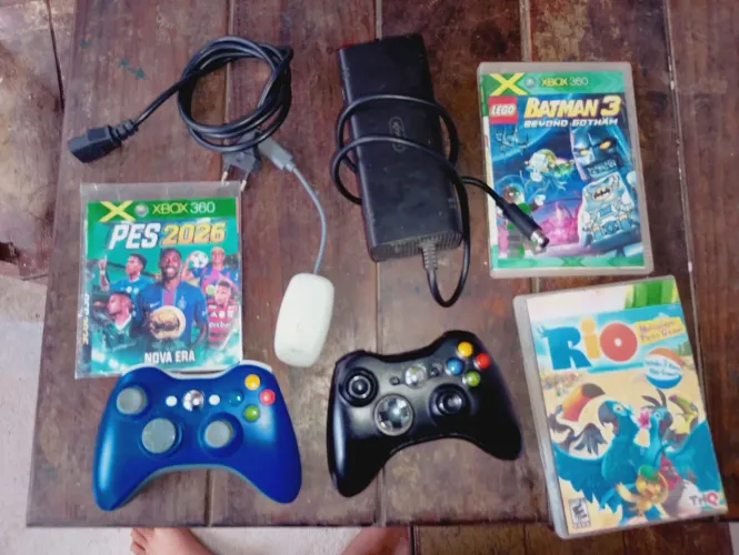 Cabo HDMI dois controles três jogos de Xbox 360 e fonte