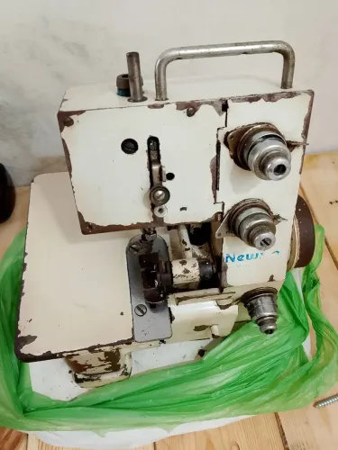 Máquina de costura overlock