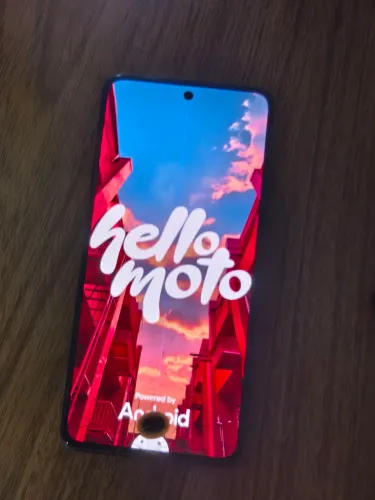 Celular moto g84 seminovo caiu e quebrou por isso tô vendendo