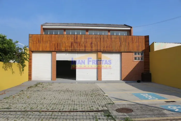 Barracão com excelente padrão de acabamento no Fazendinha
