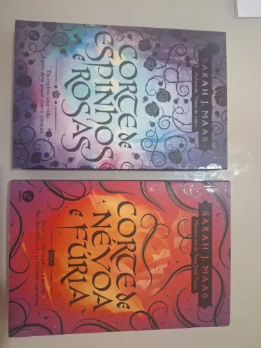 Livros Acotar: Corte de espinhos e rosas e Corte de névoa e fúria