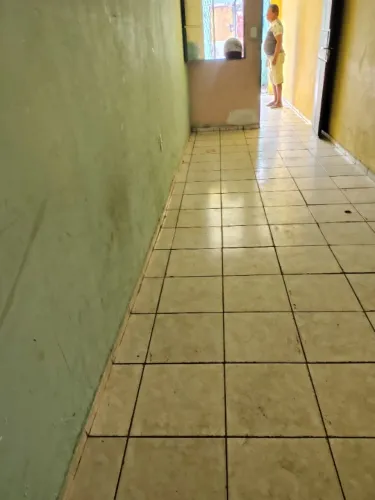 Alugo uma casa,com dois quartos, cozinha, banheiro.