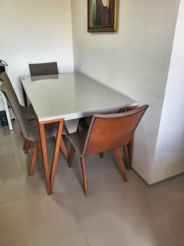 Mesa De Jantar Laca Off-White Vidro 1,60m + 4 Cadeiras Estofadas