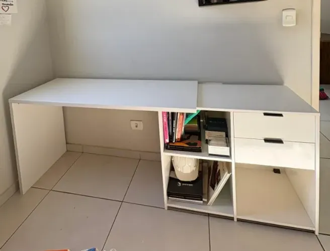 Escrivaninha com gavetas