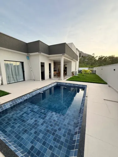LINDA CASA DE ALTO PADRÃO À VENDA - SOLARES RESIDENCIAL CLUBE