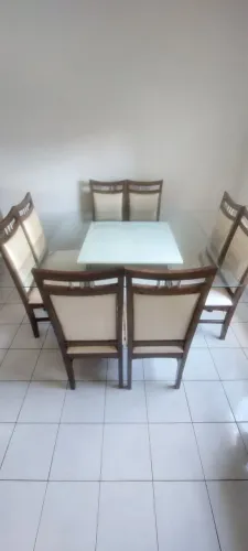 Vendo jogo de mesa com 8 (oito) cadeiras