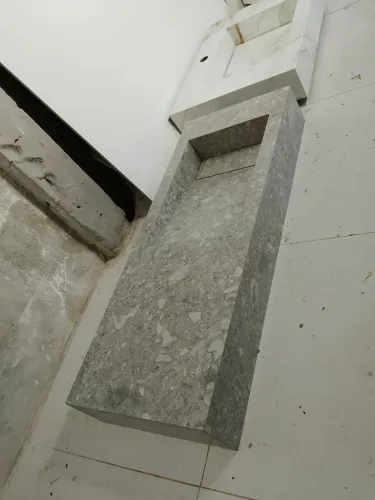 Bancada de porcelanato.