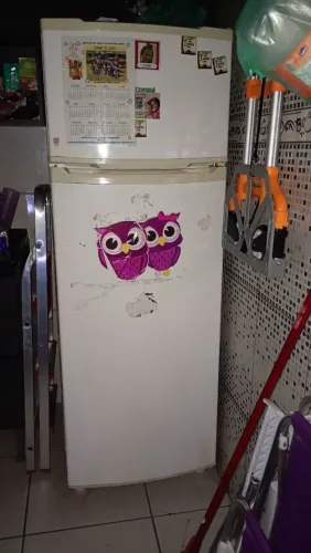 Geladeira em bom estado .