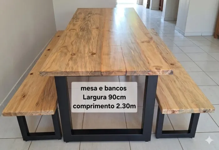 Mesa tampo de madeira e base de ferro com bancos