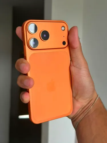 iPhone 11 na carcaça do 17