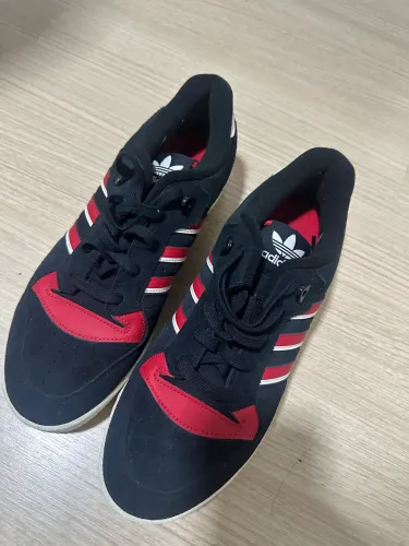 Tênis adidas 