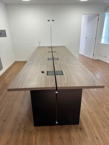 MESA TRABALHO 8 LUGARES 40 MM PÉ PAINEL 4,00 X 1,31 M COR CARVALHO SMOKED PÈS PRETO