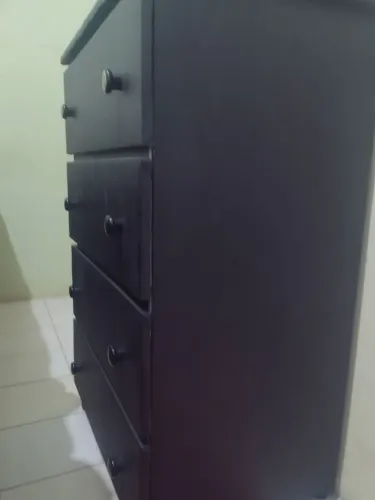 CÔMODA PRETA 4 GAVETAS 
