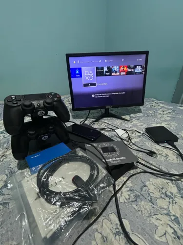 Vendo PlayStation 4 Slim 1TB DESBLOQUEADO, funcionando perfeitamente.