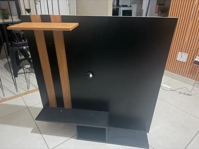 Painel Suspenso GK TV 32? com Nichos e Prateleira