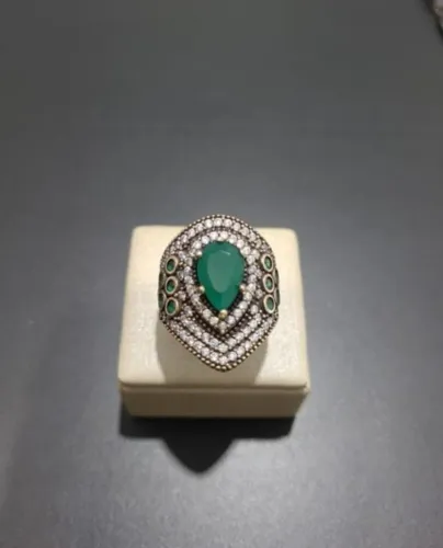anel prata com bronze e com zirconias verdes e brancas, medida 21