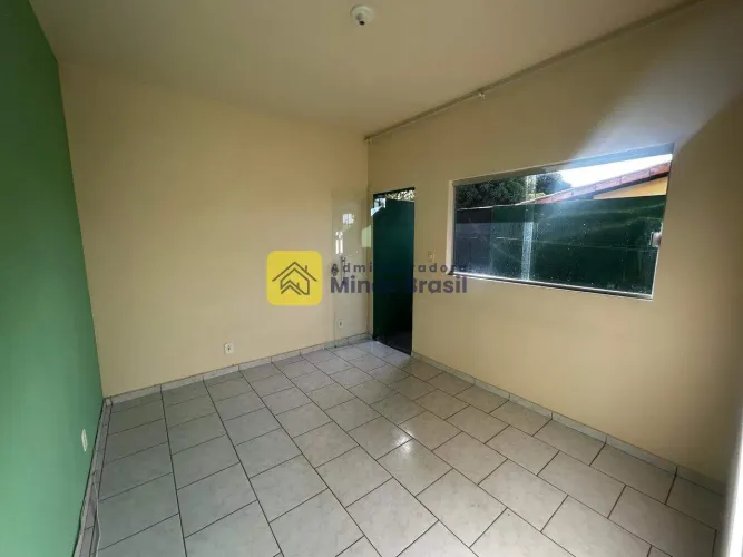 Casa com 02 quartos e garagem