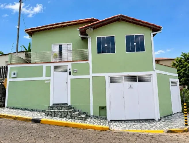 Casa 3 quartos c/ suíte, garagem, segurança completa e fogão a lenha