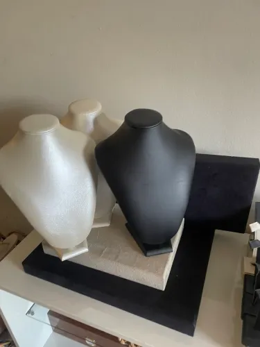 Kit Expositores de Colar e Joias - Busto Luxo (Preto e Branco)