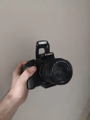 Canon EOS Rebel T3i + Lente + Bateria + Carregador