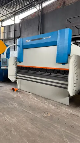 dobradeira CNC 3000x1/4 usada em bom estado