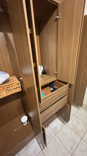 Guarda?roupa espaçoso, muito bem conservado 