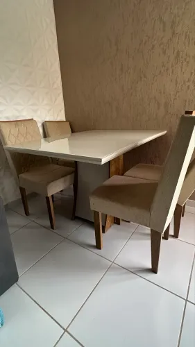 Mesa com 4 cadeiras