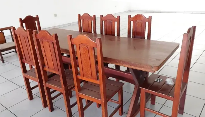 Mesa Rústica de Madeira Maciça com 8 cadeiras em ótimo estado