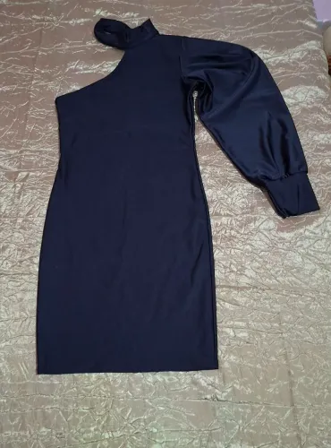 Vestido preto de uma manga