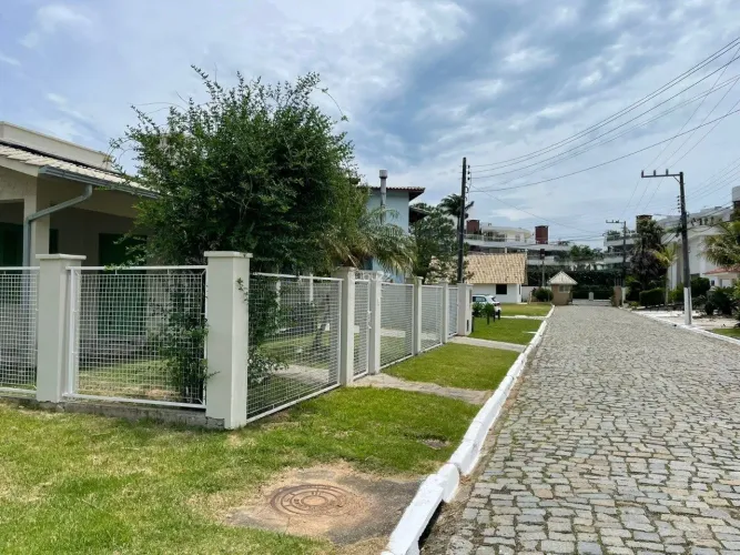Casa em condomínio a 400m do mar na Praia da Cachoeira do Bom Jesus, Florianópolis.