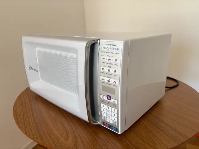 Microondas Electrolux 34L Branco com Função Tira Odor e Manter Aquecido 127v MEO44
