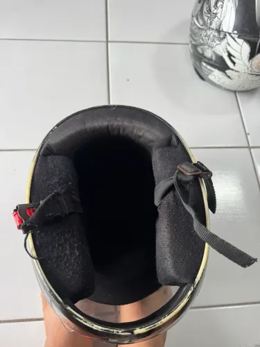 Capacete para moto tamanho 56.